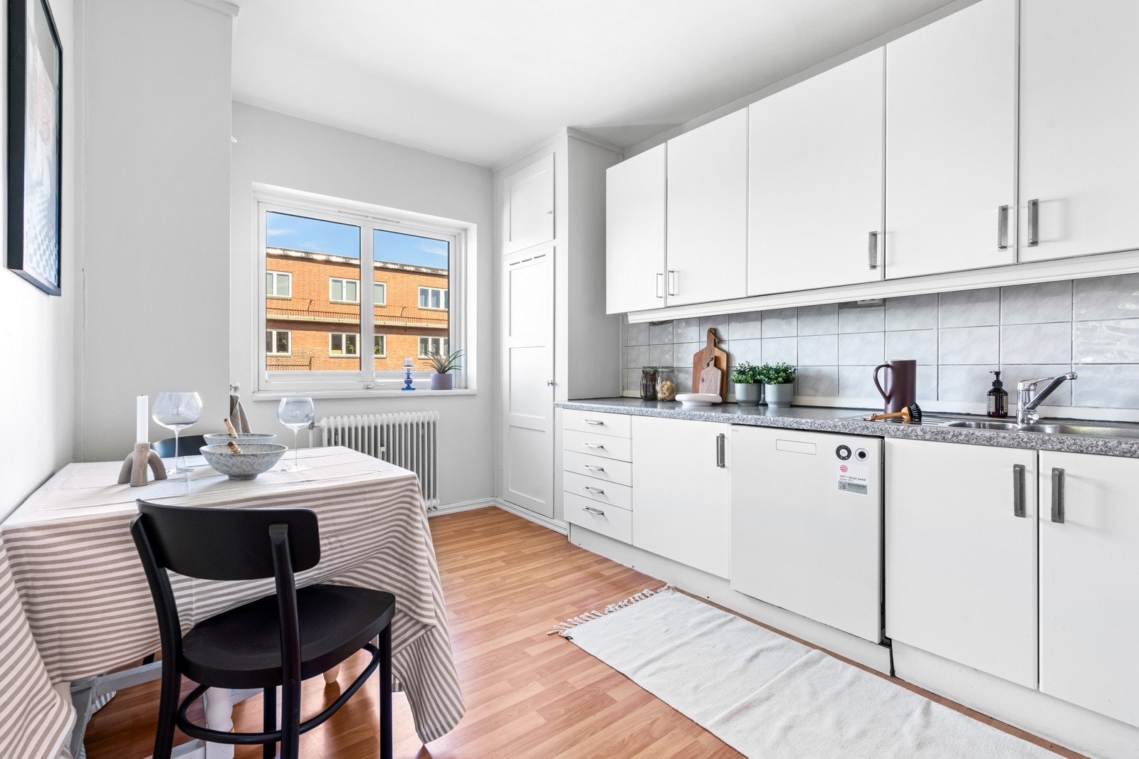 Kjøkken - mulighet for å åpne vegg mellom kjøkken og stue, evt flytte kjøkken til stuen for å lage et 3. soverom Galleribilde