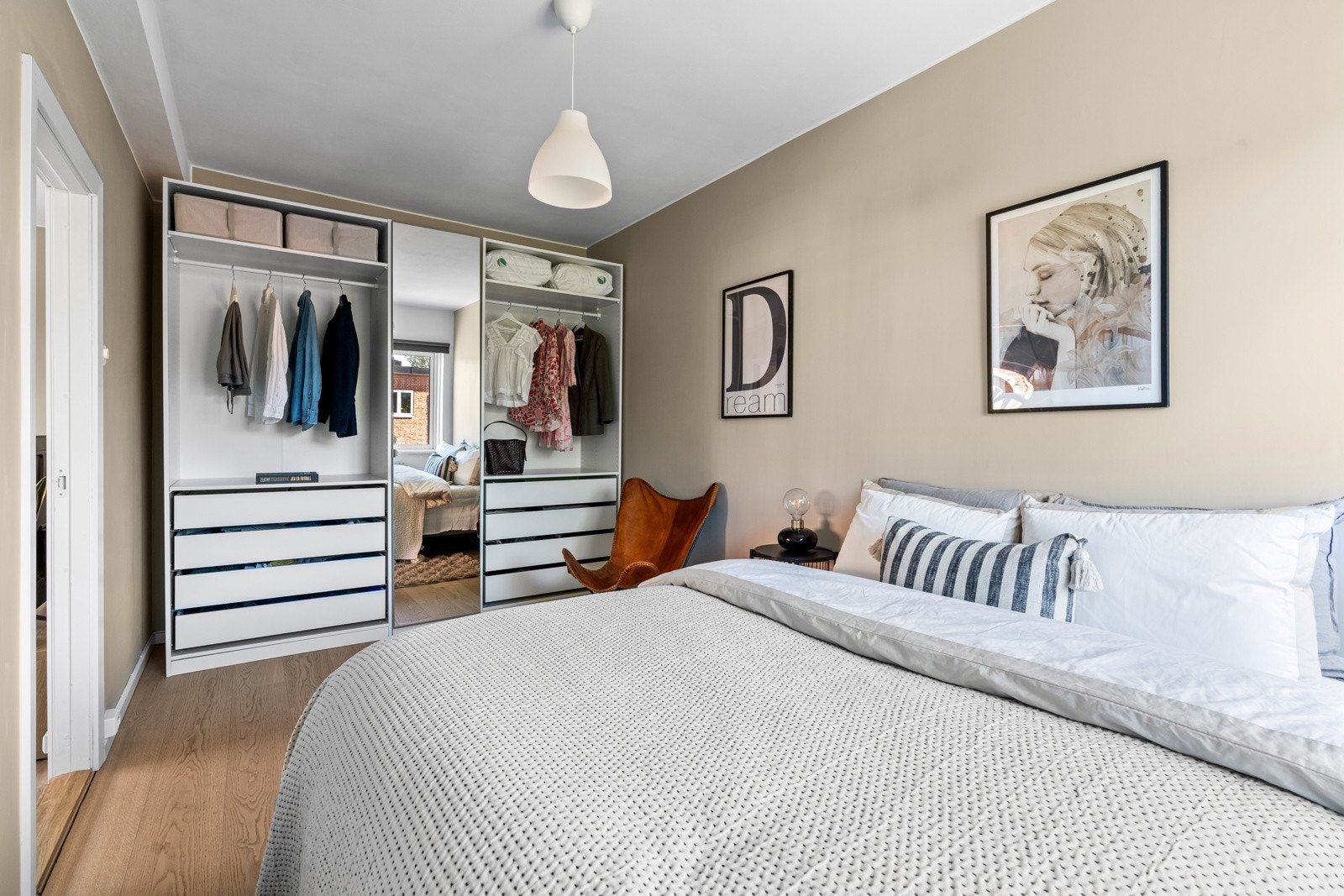 Romslig hovedsoverom med stor garderobe og god plass til dobbeltseng Galleribilde