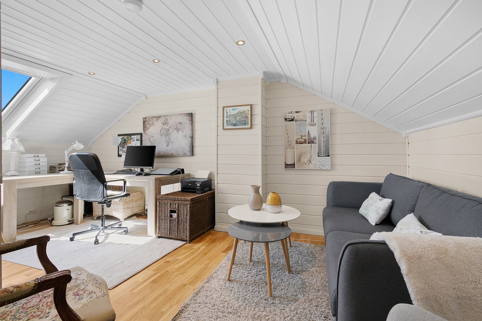 Loftsetasjen er innredet til soverom og loftstue/kontor. Det er nylig søkt om ferdigattest for tiltaket. For nærmere info se punktet "midlertidig brukstillatelse/ferdigattest" i salgsoppgaven. Galleribilde