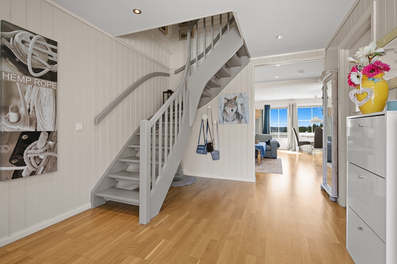 Romslig entré med trapp opp til loftsetasje. Galleribilde