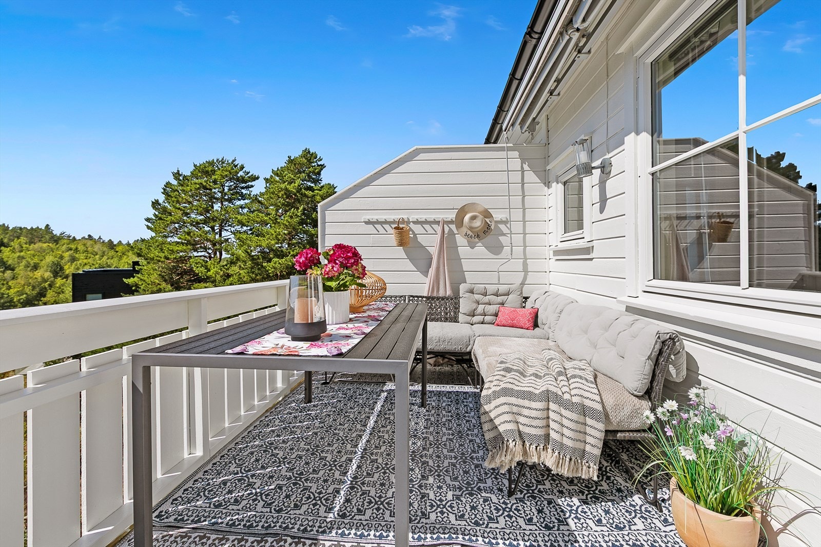 Terrassen har plass til en hyggelig sittegruppe. Galleribilde