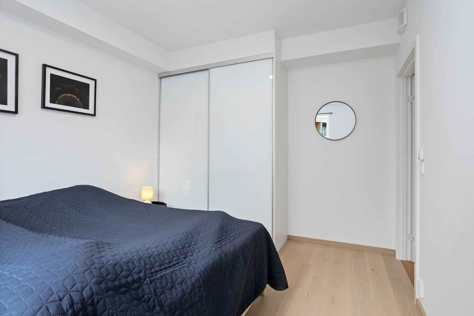 Garderobeskap Galleribilde