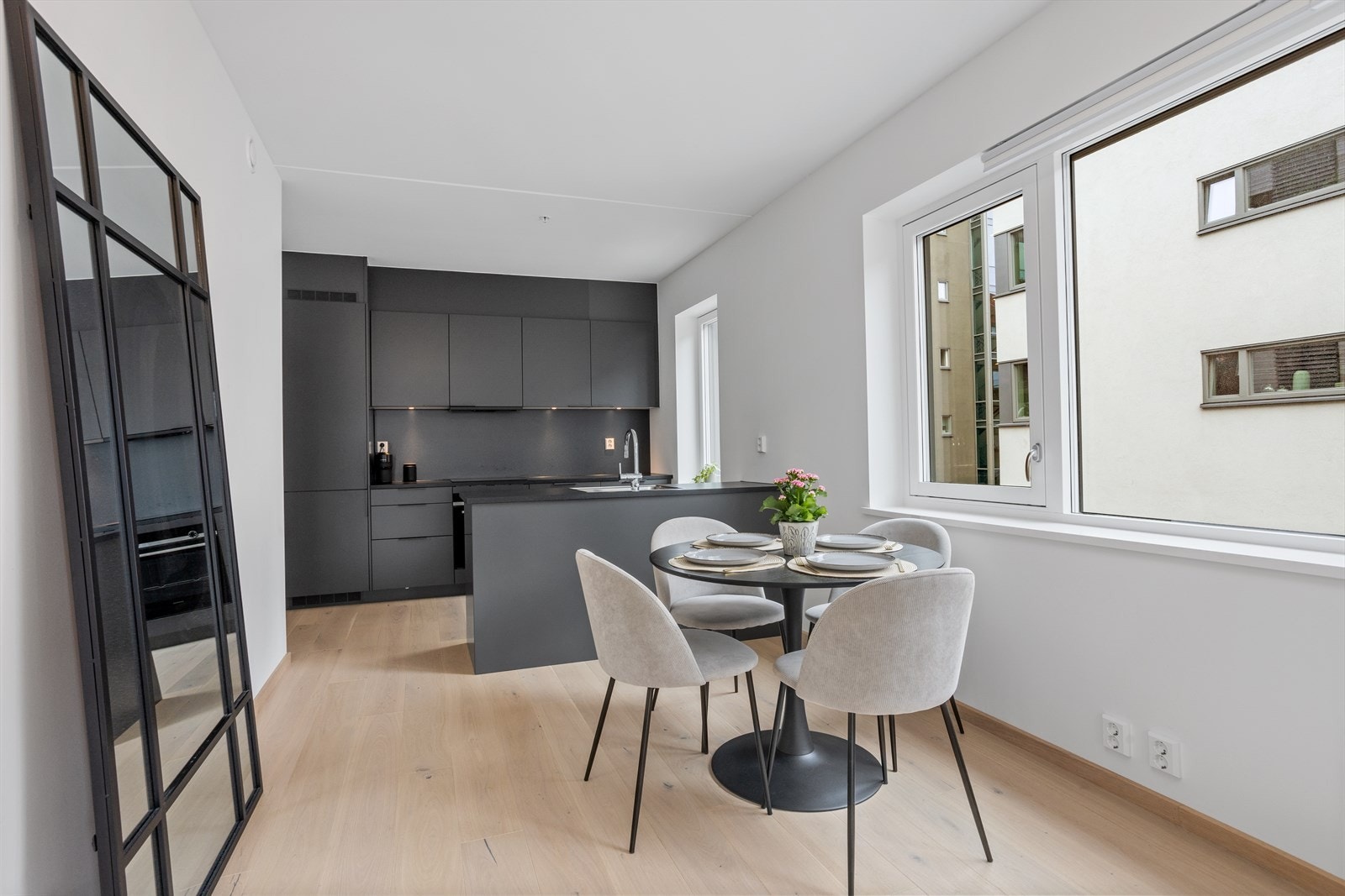 Hyggelig med spisegruppe ved kjøkkenet. Galleribilde