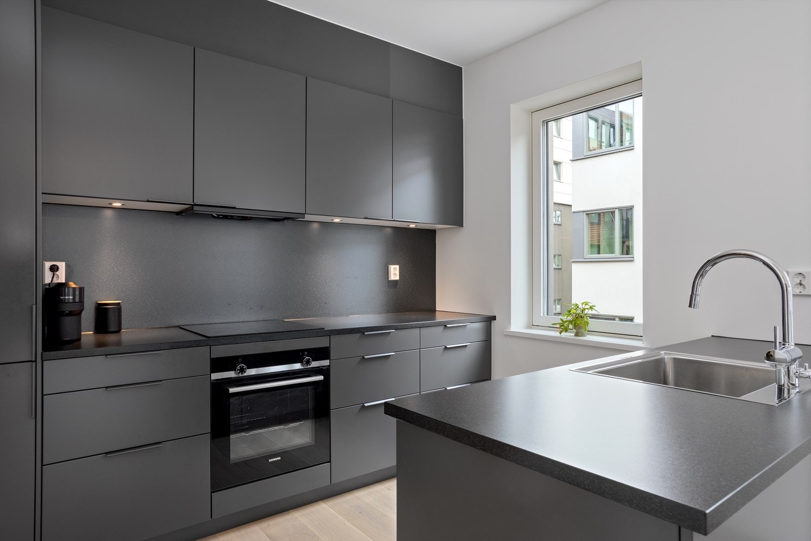 Det er kjøl/fryseskap, oppvaskmaskin, platetopp og stekeovn.
Benkeplaten er av laminat. Kjøkkenet har innredning med glatte
fronter. Det er kjøkkenventilator med avtrekk ut. Galleribilde