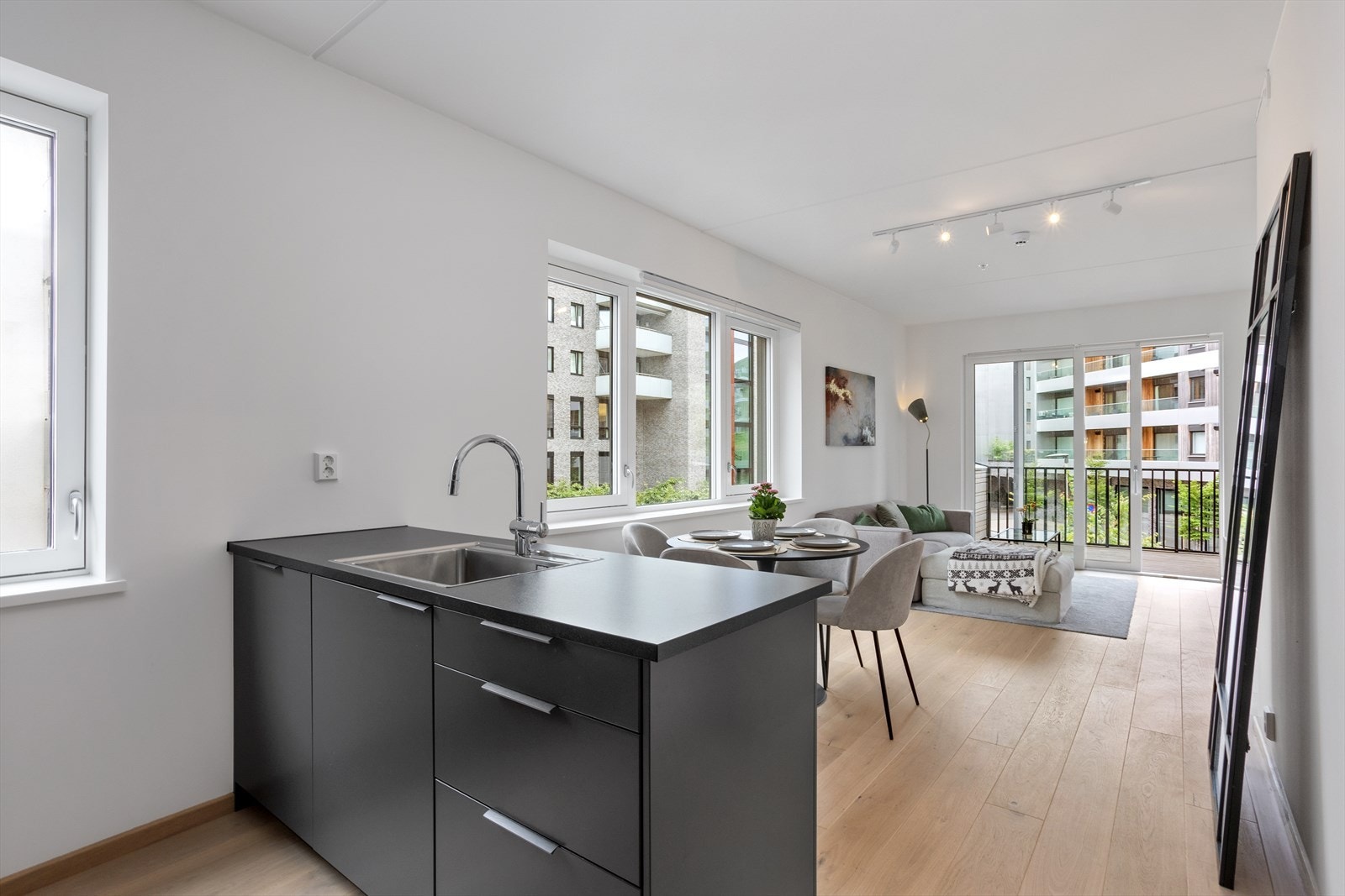 Store vindusflater slipper lyset inn. Galleribilde