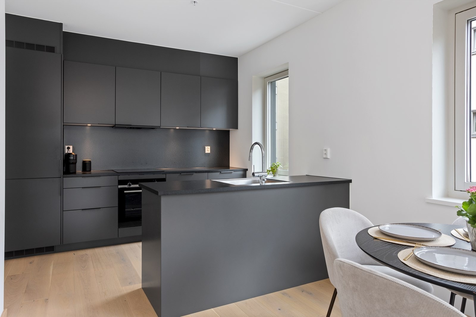 Det er kjøl/fryseskap, oppvaskmaskin, platetopp og stekeovn.
Benkeplaten er av laminat. Kjøkkenet har innredning med glatte
fronter. Det er kjøkkenventilator med avtrekk ut. Galleribilde