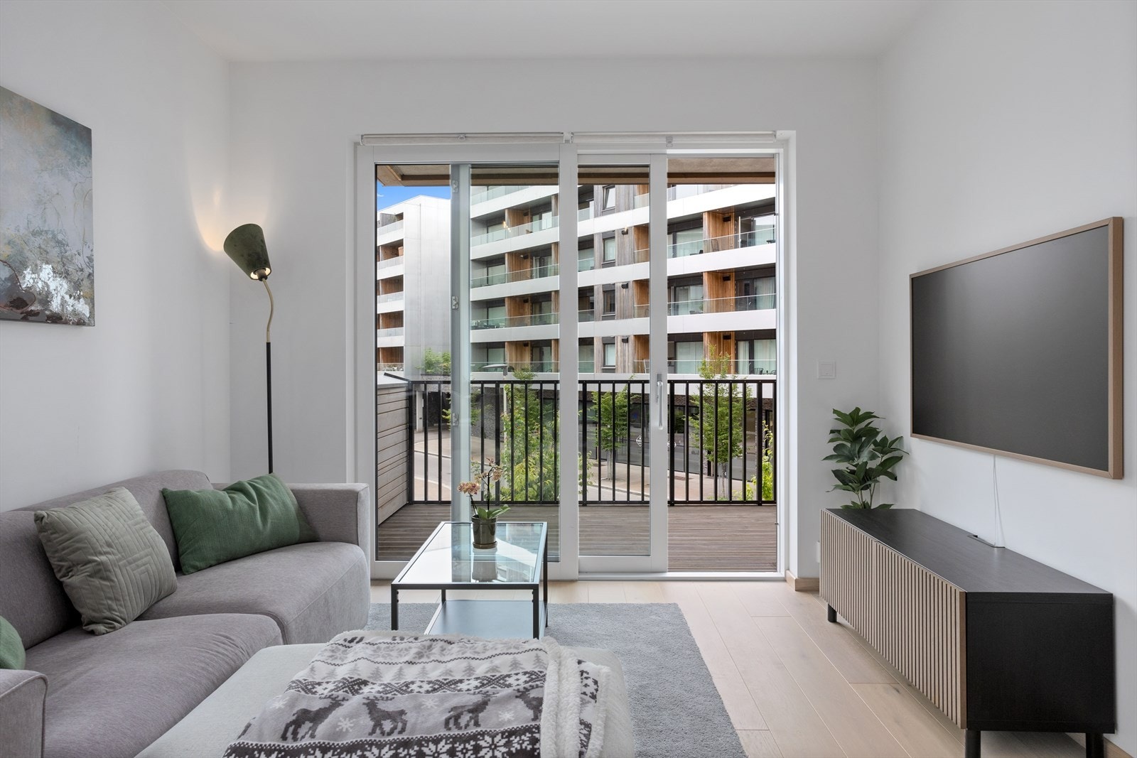 Utgang til en romslig balkong. Galleribilde