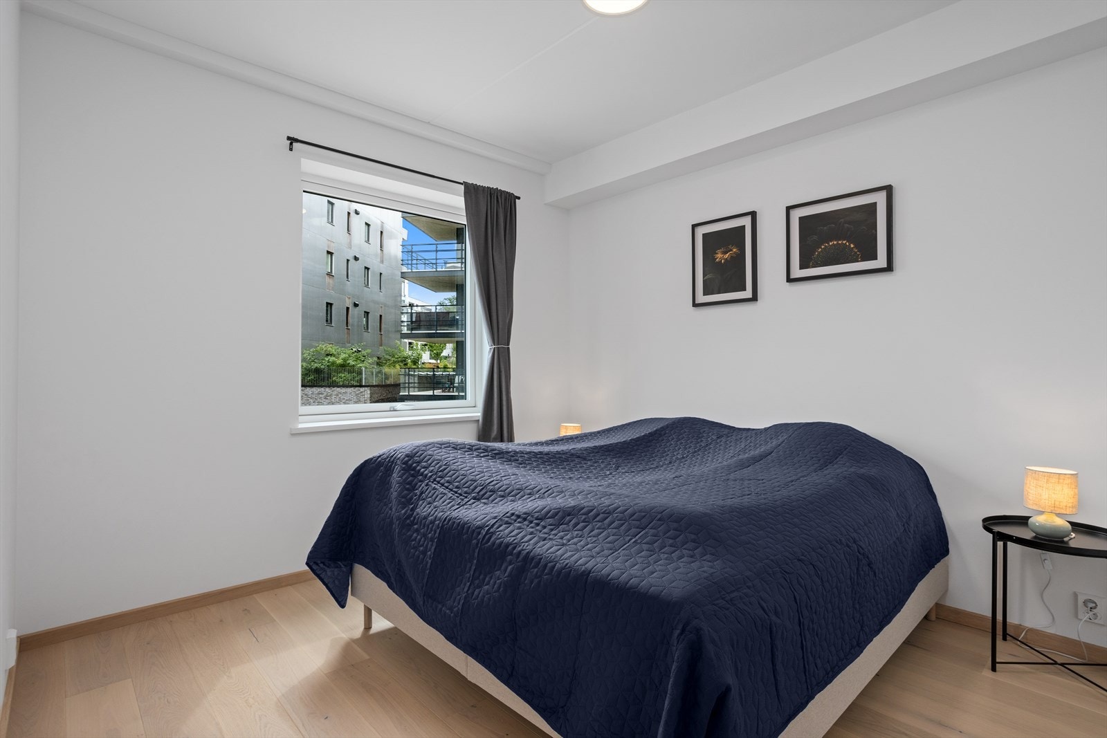 Lyst og pent hovedsoverom Galleribilde