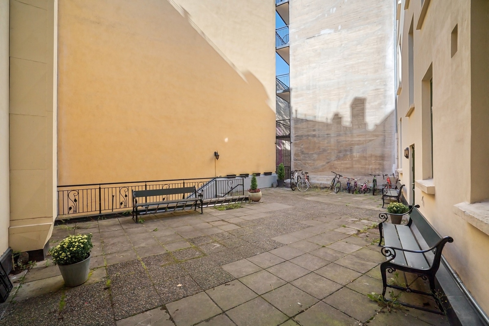 Sameiets indre gård byr på hyggelige sittebenker og sykkelparkering Galleribilde