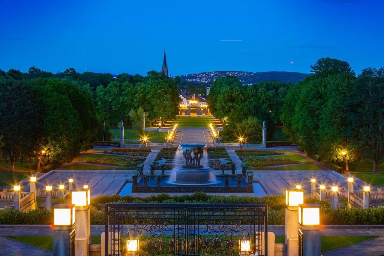 Vakre Frognerparken ligger ca 5minutters gange unna og er Oslo sin største og vakreste park Galleribilde