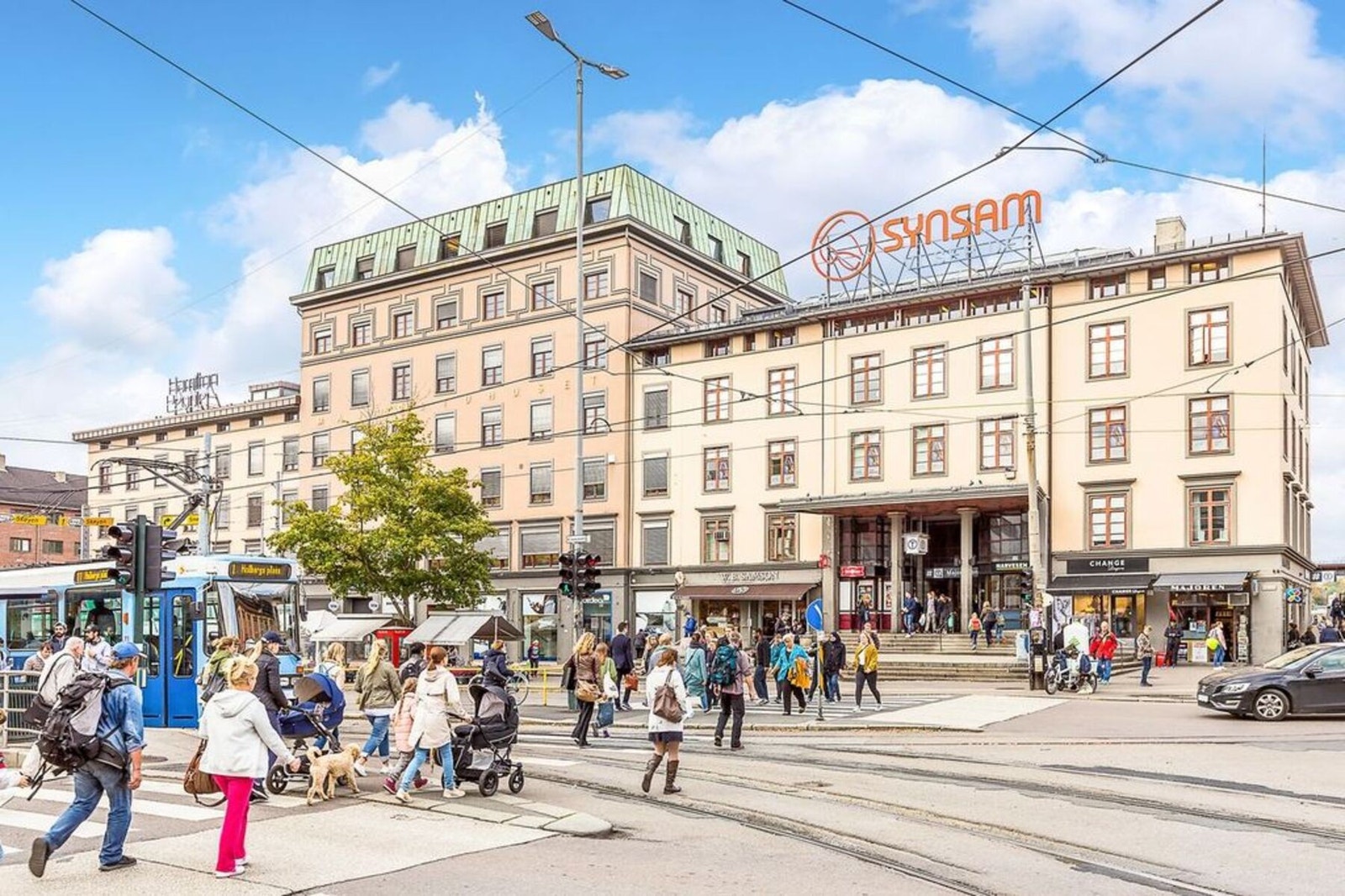 Majorstuenkrysset ligger få meter unna og er et knutepunkt for kollektivtransport som buss, trikk og t-bane Galleribilde