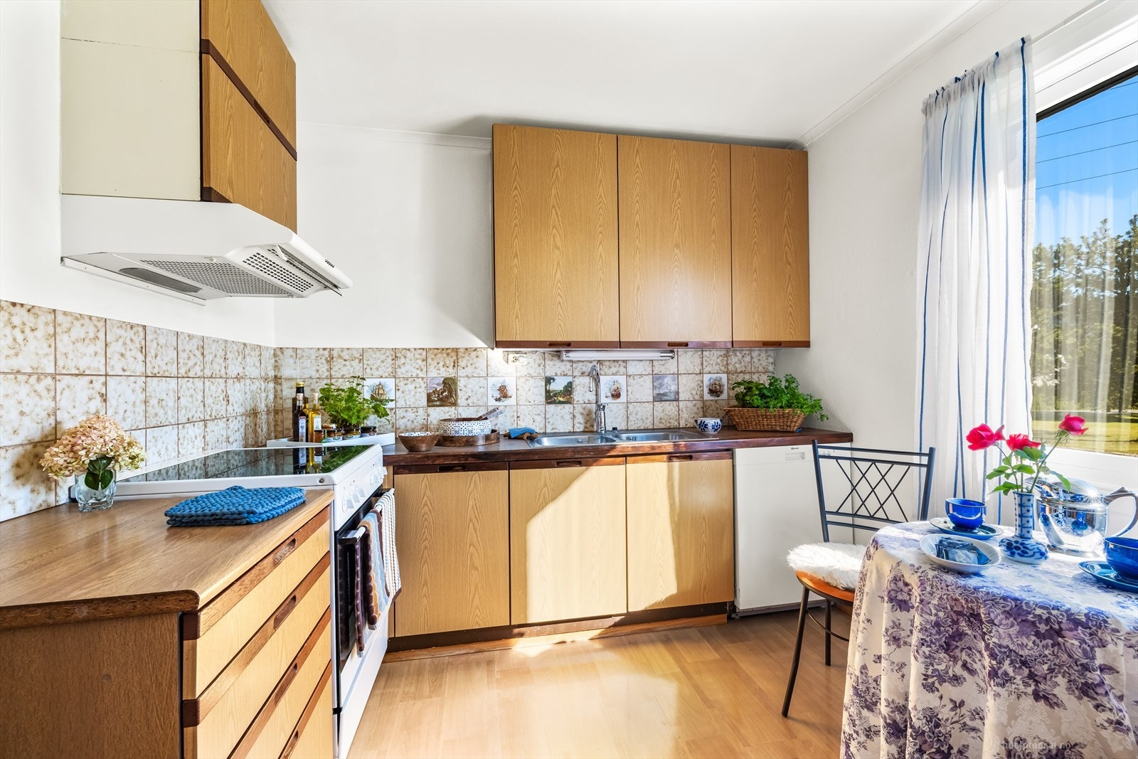 Kjøkkenet består av over-underskap med glatte fronter. Galleribilde