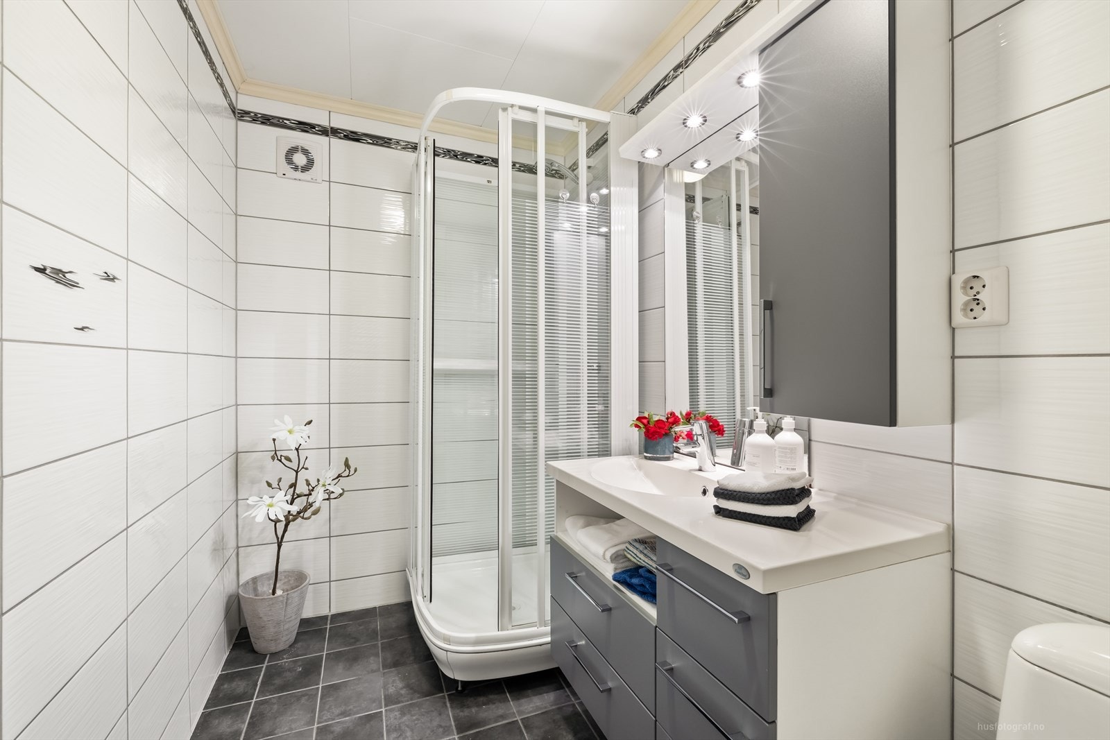 Fliser på gulv og vegger. Det er varme i gulvet. Galleribilde