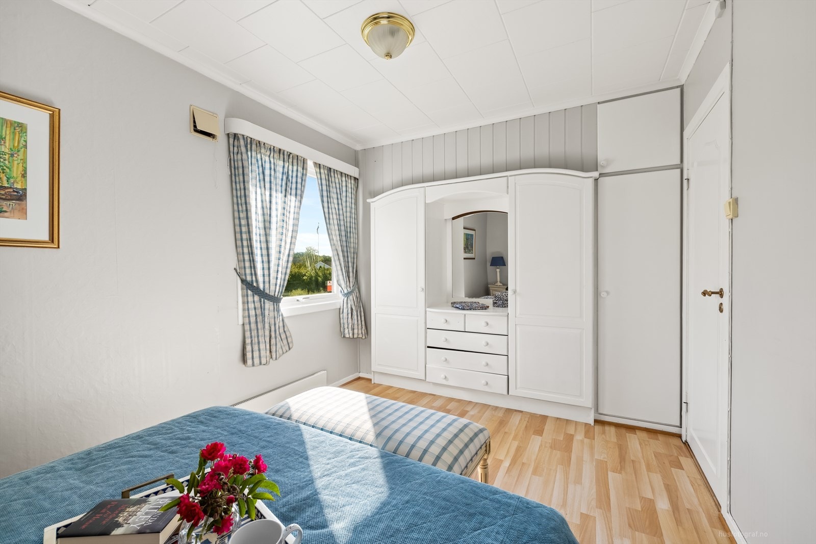 Boligen har 2 soverom, hovedsoverommet har plass til dobbeltseng og nattord. Galleribilde