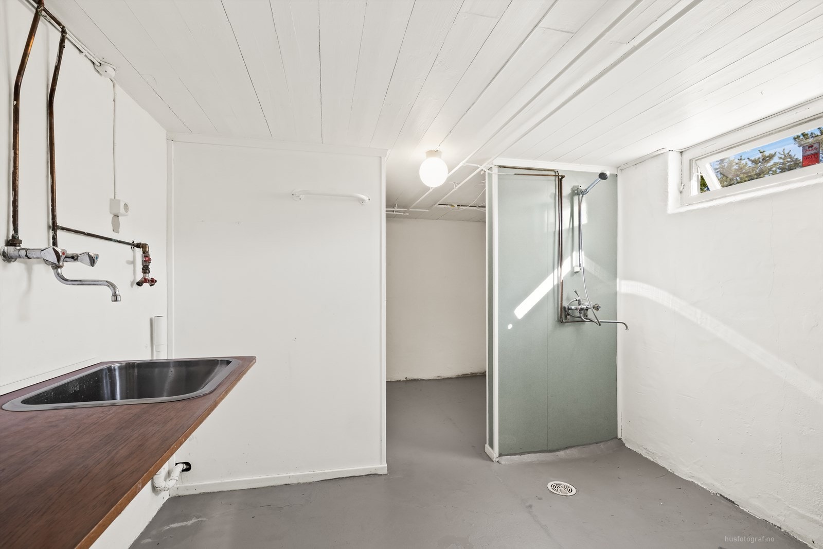 Eget vaskerom med opplegg til vaskemaskin og vaskekum. Det er i tillegg toalett, servant og dusjvegg. Galleribilde