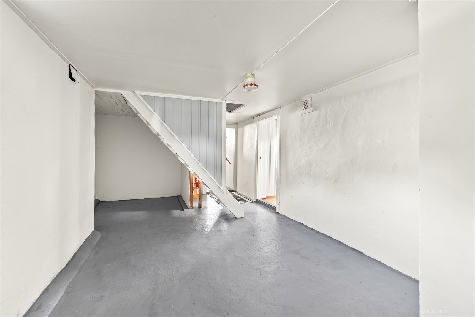 Romslig trappegang. Galleribilde