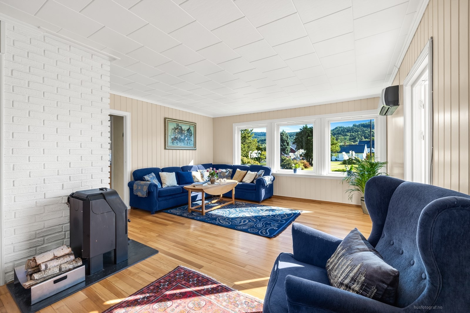 Ved ovnen varmer godt på kalde dager. Galleribilde