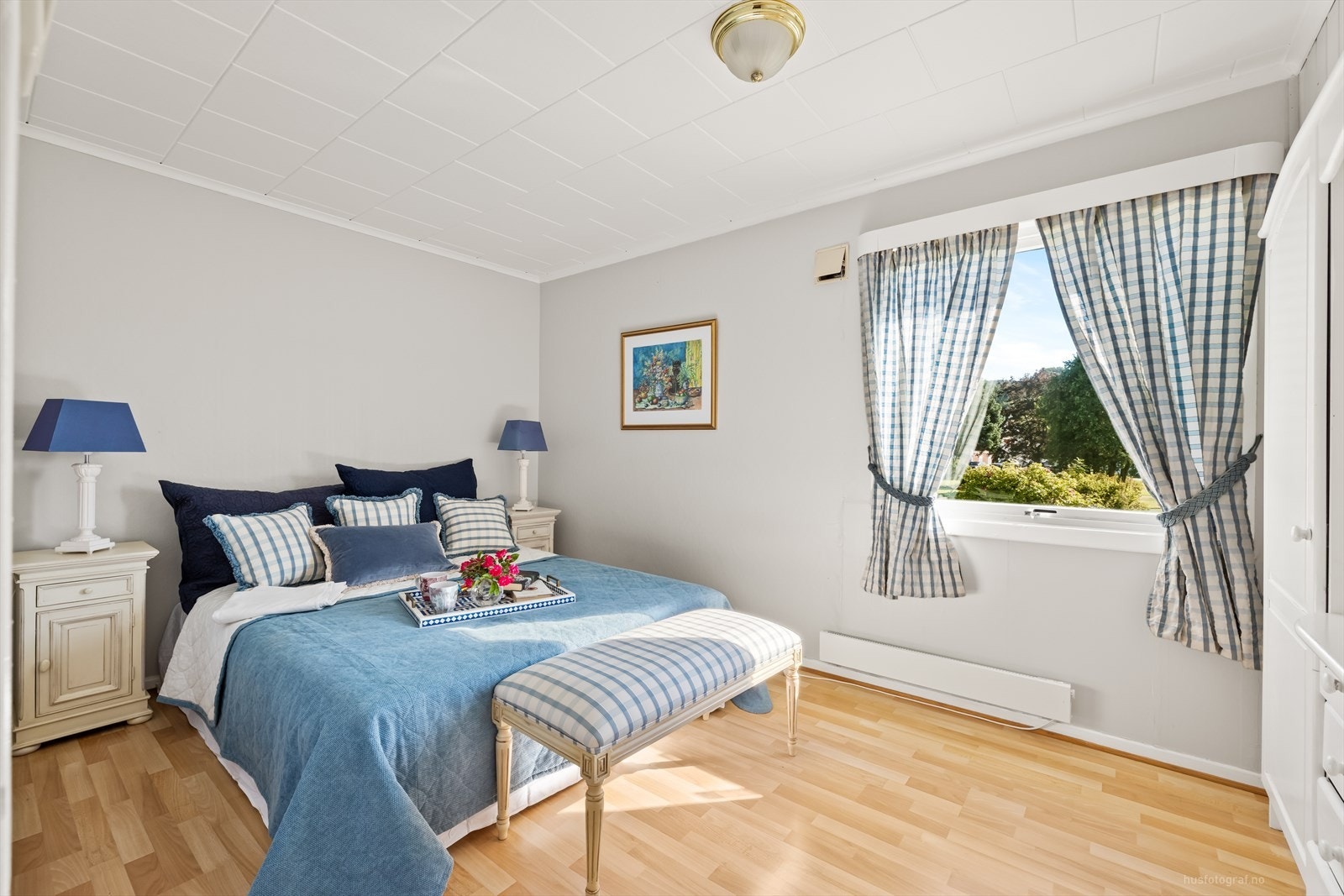 Det er gode skap på soverommet til oppbevaring. Galleribilde