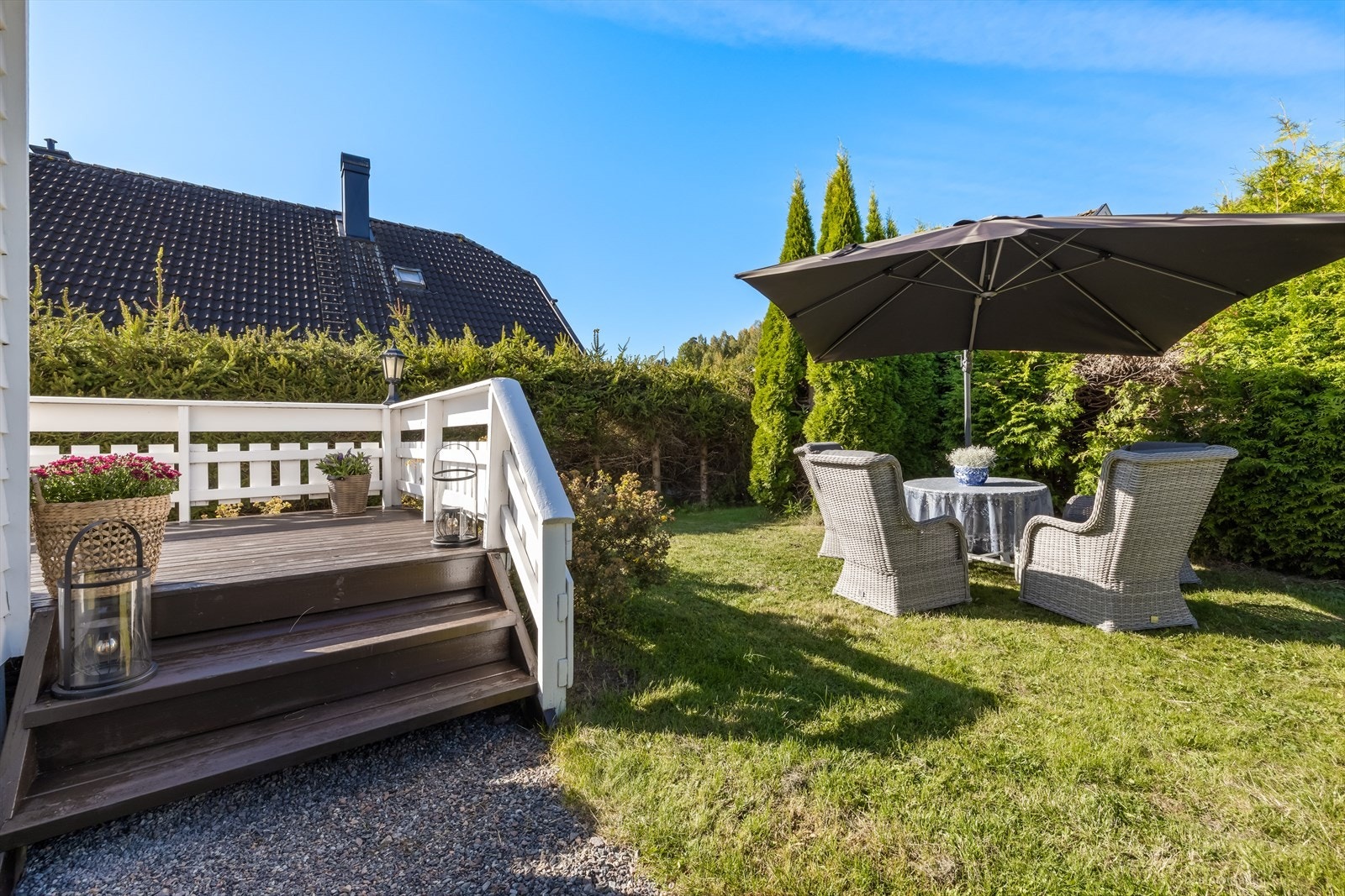 Fra terrassen er det utgang ned til hagen. Galleribilde