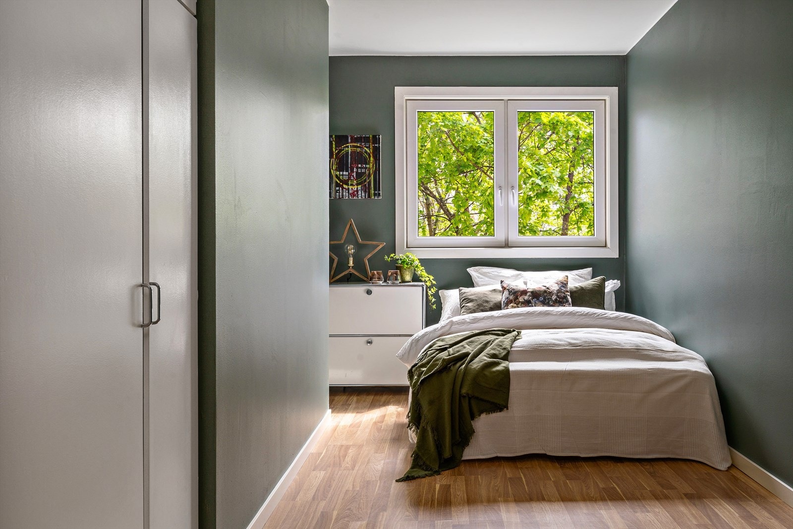 Soverom 2 er av god størrelse med innbygd garderobeskap, plass til seng, nattbord og skrivepult. Galleribilde