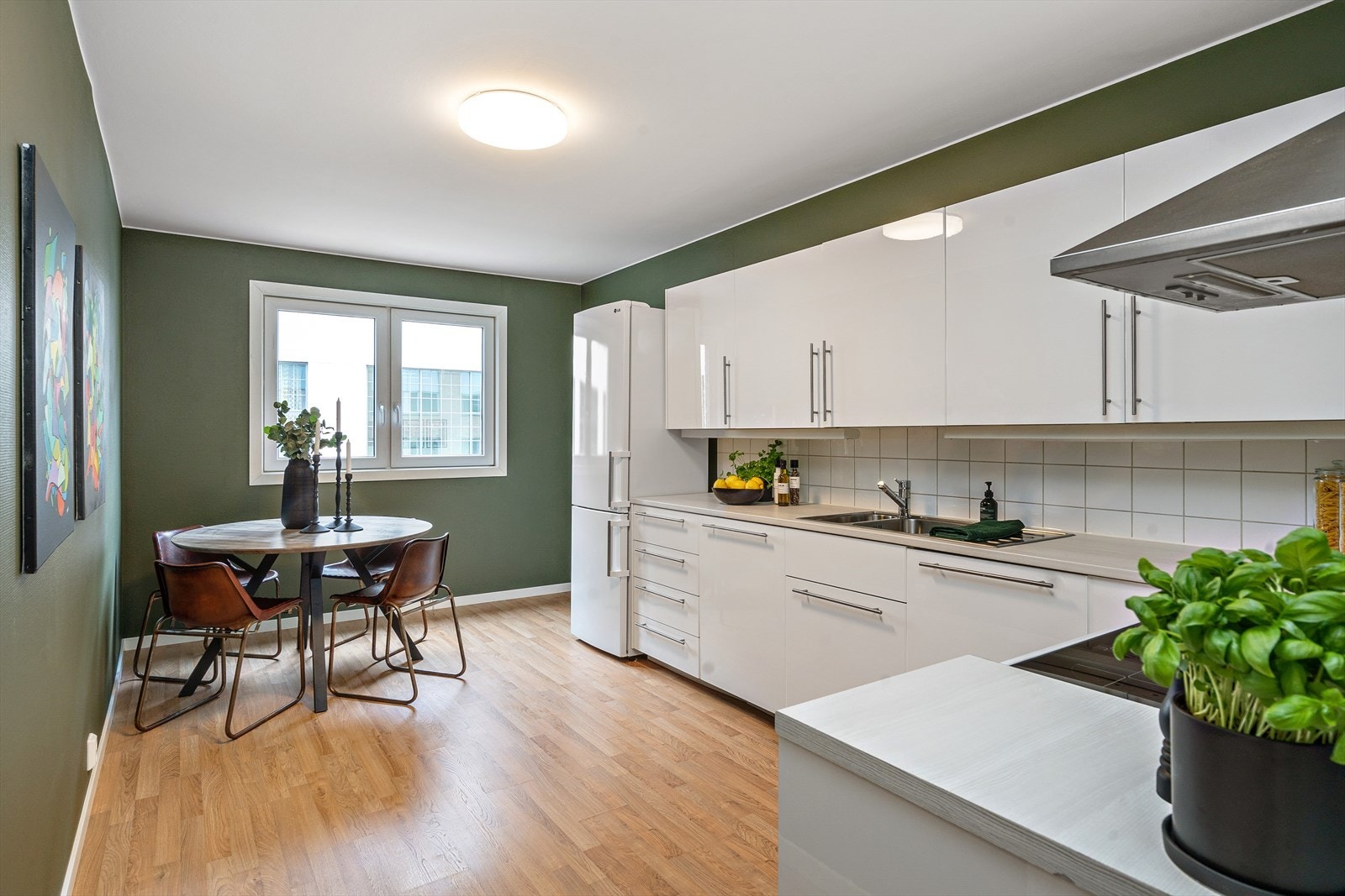 Separat og tidløst kjøkken med plass til spisebord. Galleribilde