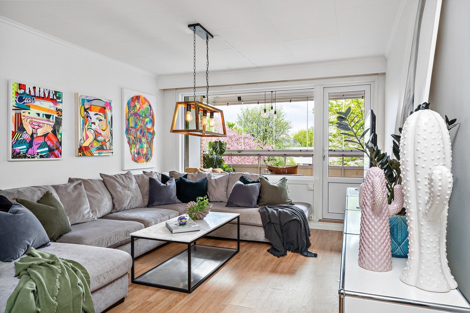 Stuen er av god størrelse og kan møbleres i ulike soner uten å sette romfølelsen på spill! Galleribilde