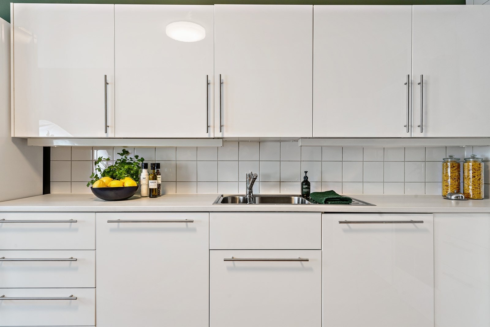 Kjøkkenet fra 2016 og består av høyglans fronter, laminat benkeplate fra 2022, 1 1/2 oppvaskkum i stål med avrenningsfelt og fliser over benk. Alle hvitevarer er oppgradert i 2022/25. Galleribilde