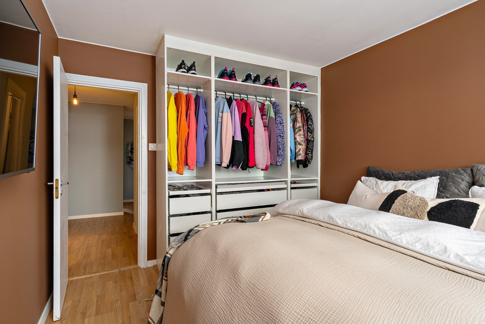 Hovedsoverommet er innredet med stort garderobeskap, dobbeltseng og nattbord. Galleribilde