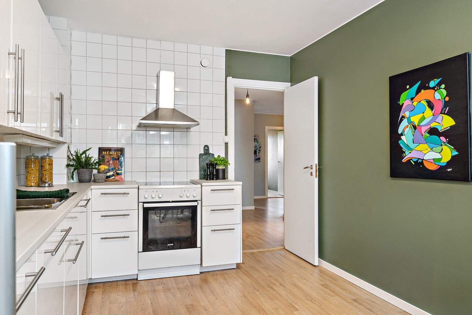 Hvitevarer i form av platetopp, stekeovn, kombiskap (kjøl/frys) og oppvaskmaskin. Galleribilde