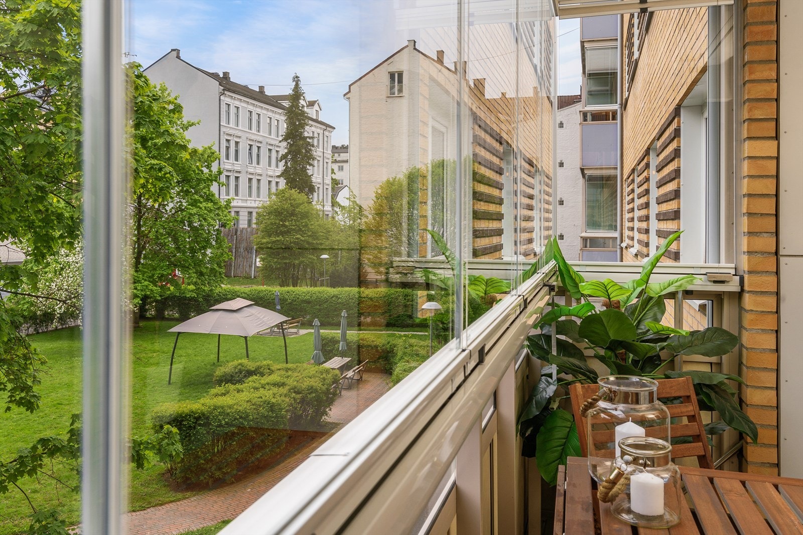 Fra stuen har du en romslig og lun innglasset balkong på 13m² med utsyn mot den frodige bakgården. Galleribilde