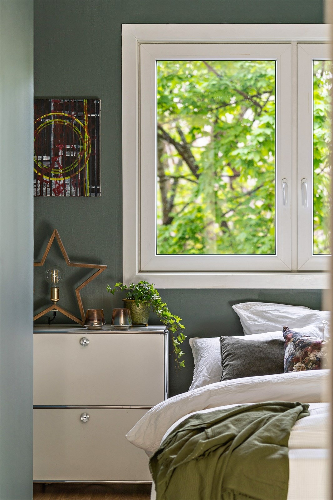 Soverom 2 vender mot rolig bakgård med frodig utsyn. Galleribilde