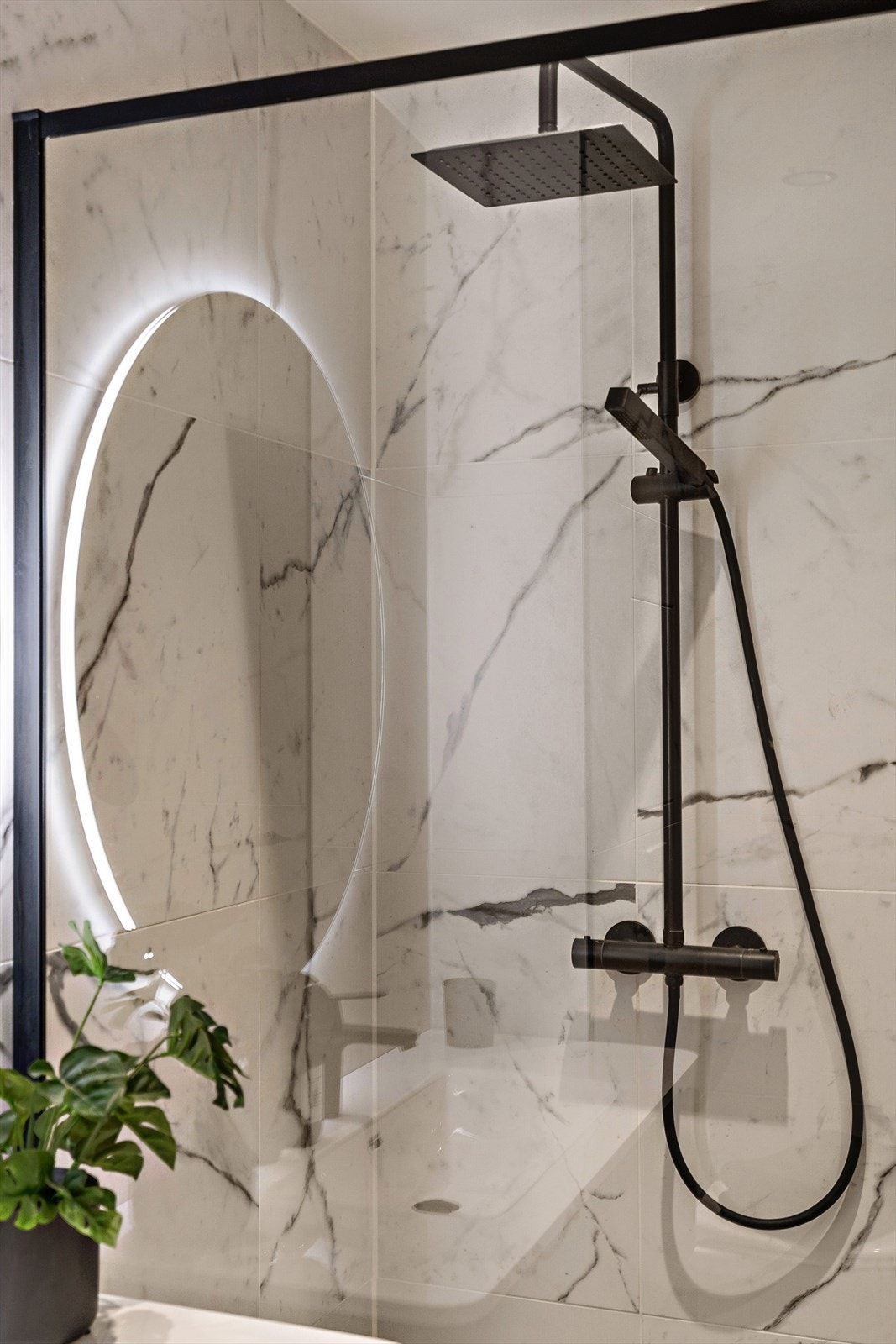 Badet har et stort dusjhjørne med regnfallsdusj. Galleribilde