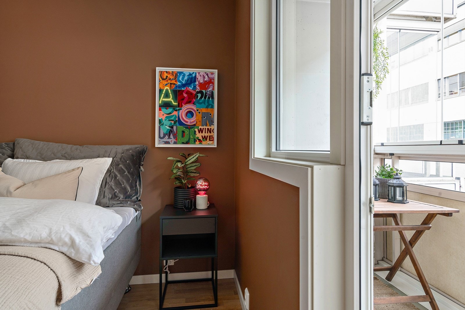 Fra hovedsoverommet er det utgang til en nordvestvendt balkong på 3,3 m². Galleribilde