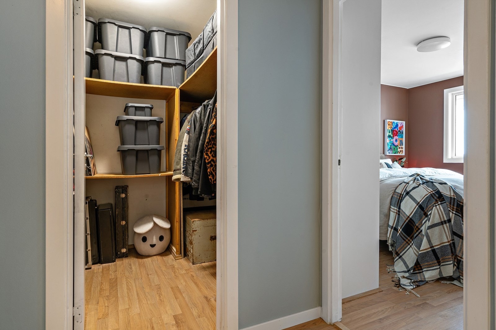 Innvendig bod m/adkomst fra entreen. For øvrig er det lagringsmuligheter i disponibel kjellerbod og felles sykkelbod. Galleribilde