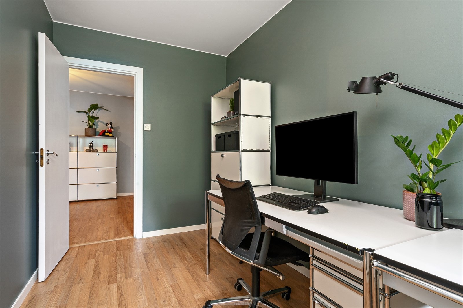 Soverommet er vendt mot balkongen, som vender ut mot bakgården. Stille og rolige omgivelser er gjennomgående for hele leiligheten! Galleribilde