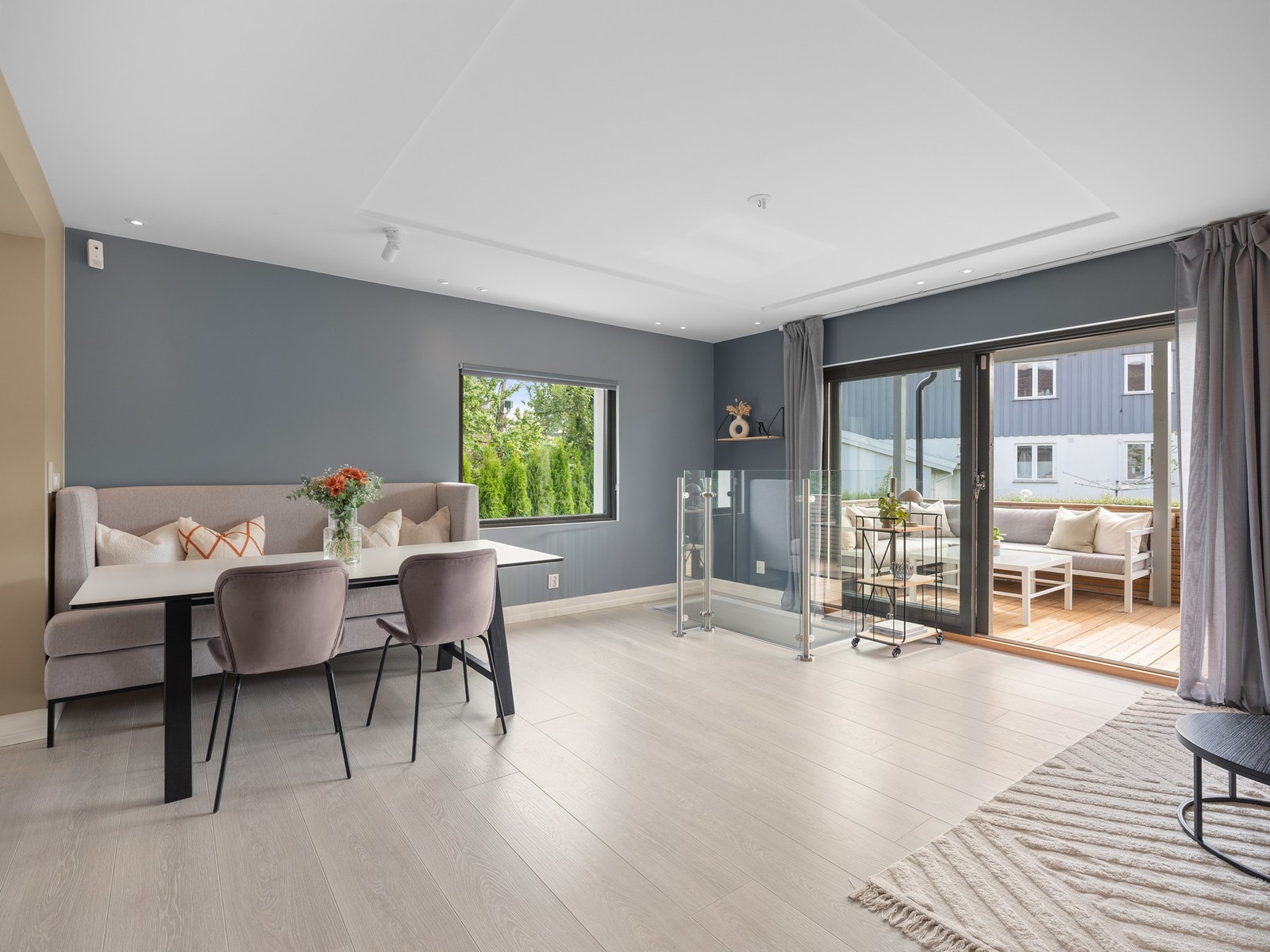 Boligen har en lys og åpen stue Galleribilde