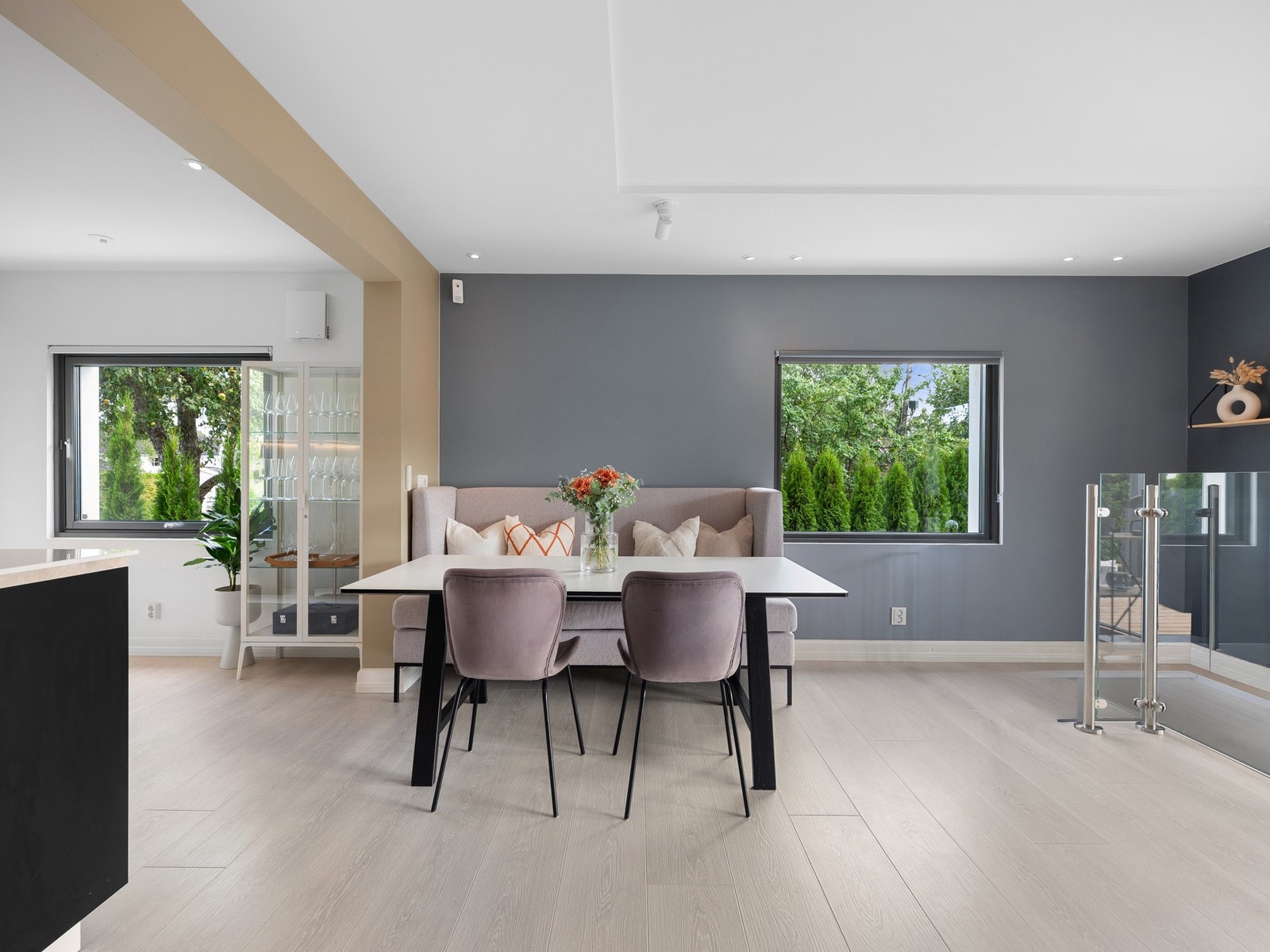 Det er lagt gulvvarme i stue/kjøkken, samt montert godt med lyskilder i himling Galleribilde