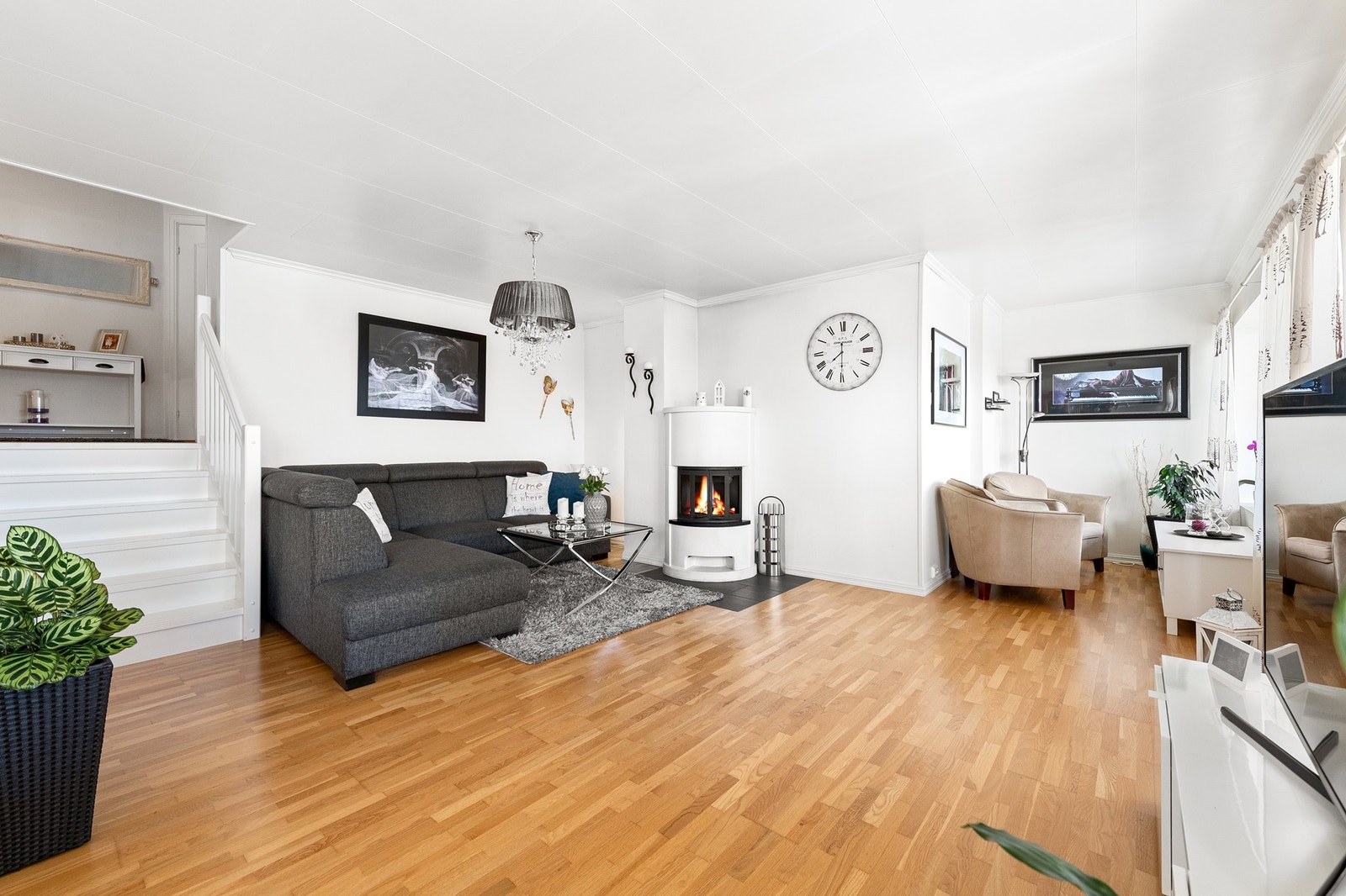 Stue i underetasjen med vedovn Galleribilde