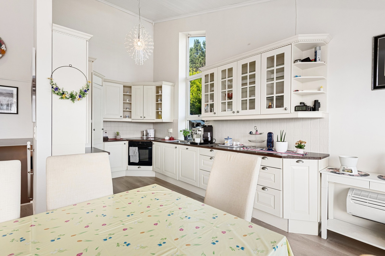 Spisestue og kjøkken Galleribilde