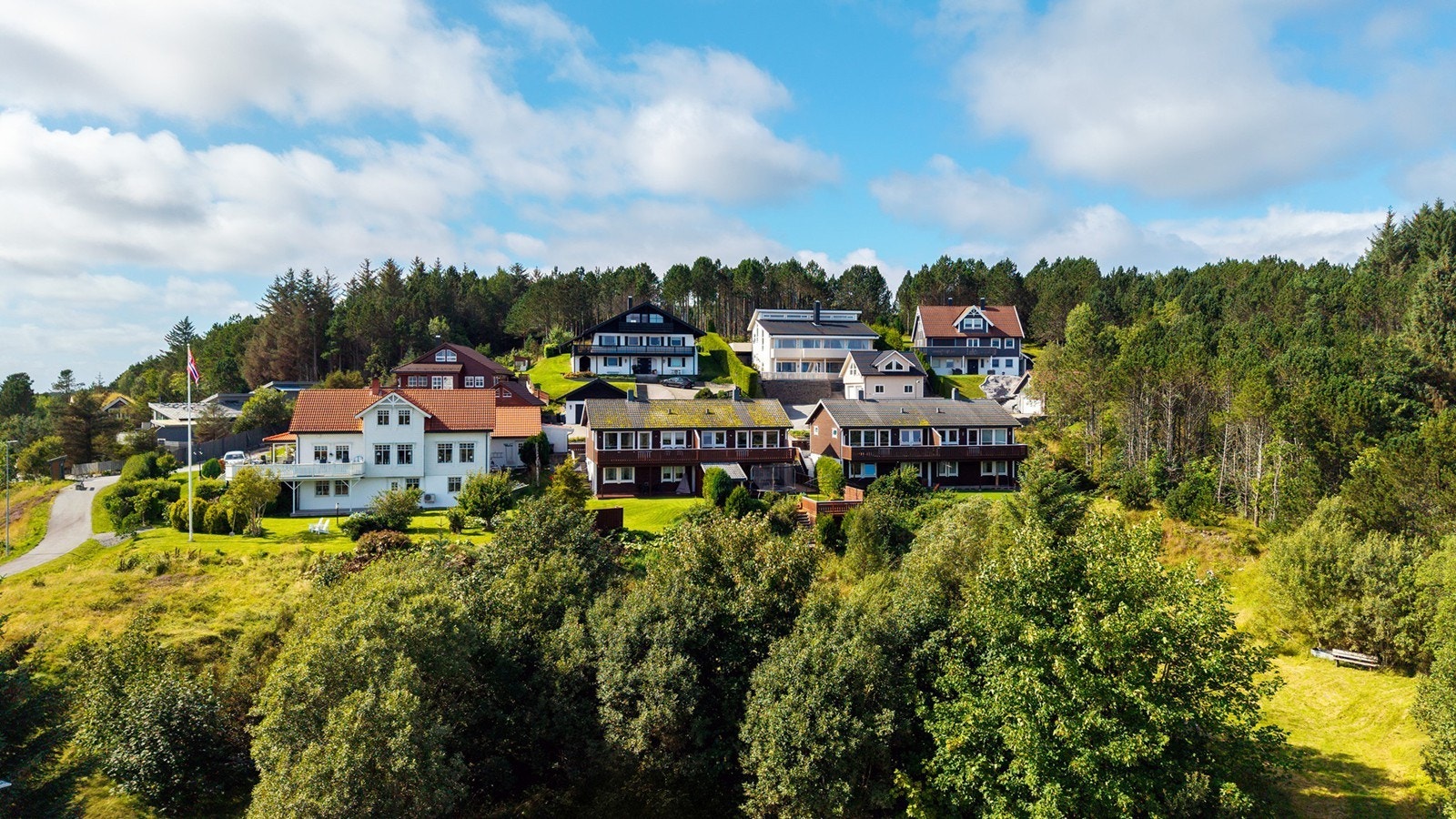 Boligen ligger på et høydedrag med flott utsikt Galleribilde