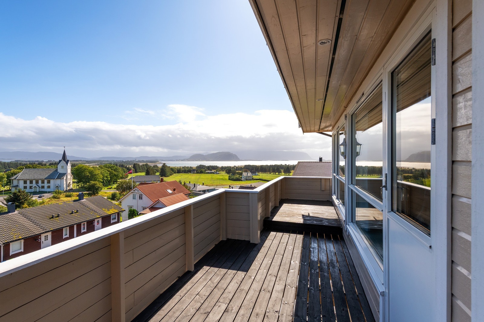 Veranda med god plass og fin utsikt. Galleribilde