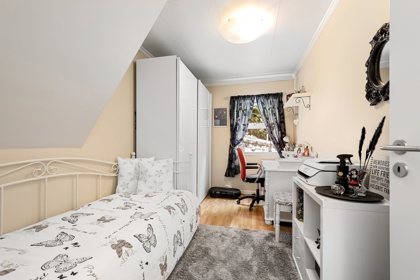 Soverom med seng og skrivebord Galleribilde