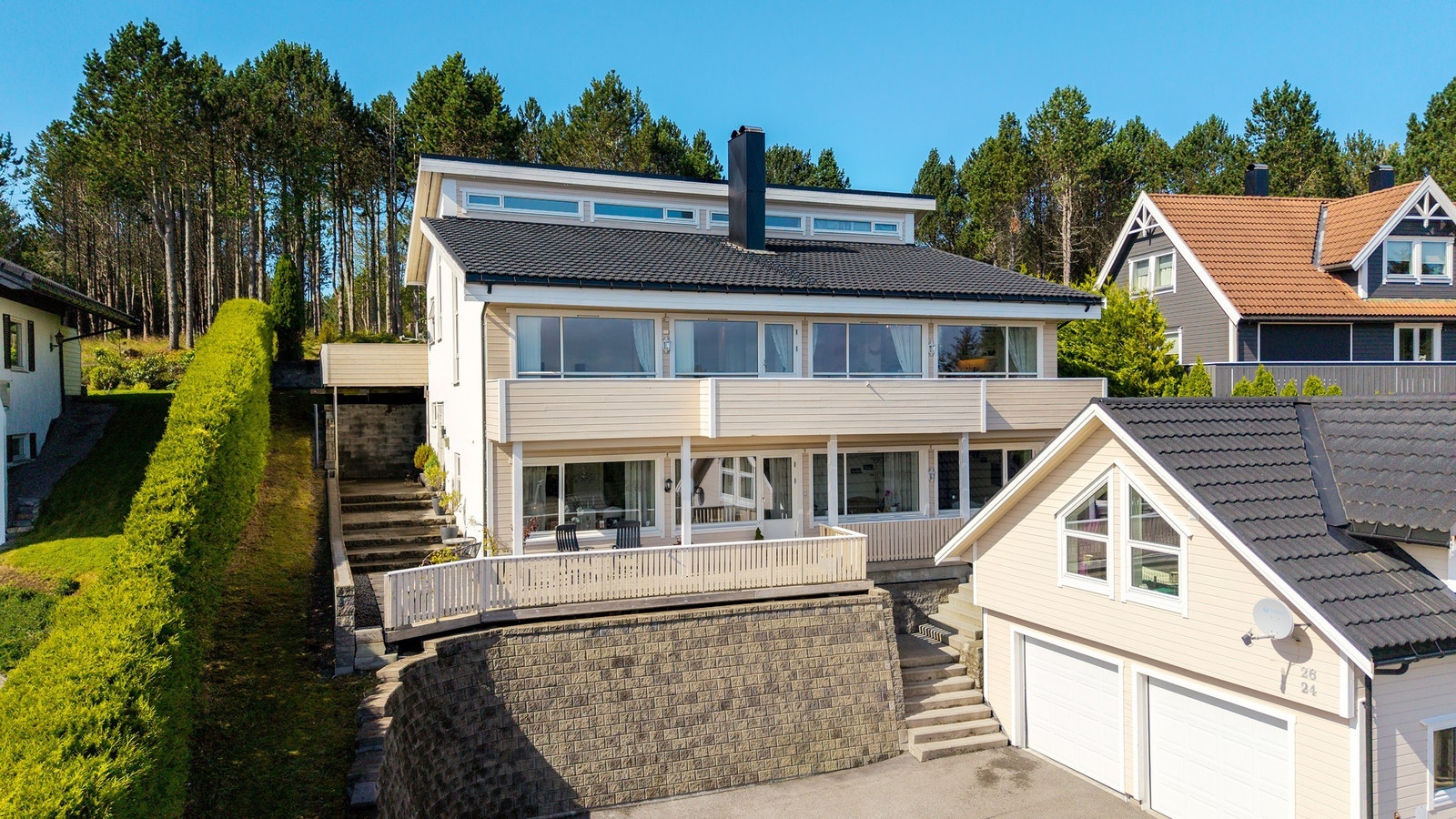 Boligen ligger i et rolig og etablert boligfelt på Vigra, omgitt av natur og med flott utsikt Galleribilde