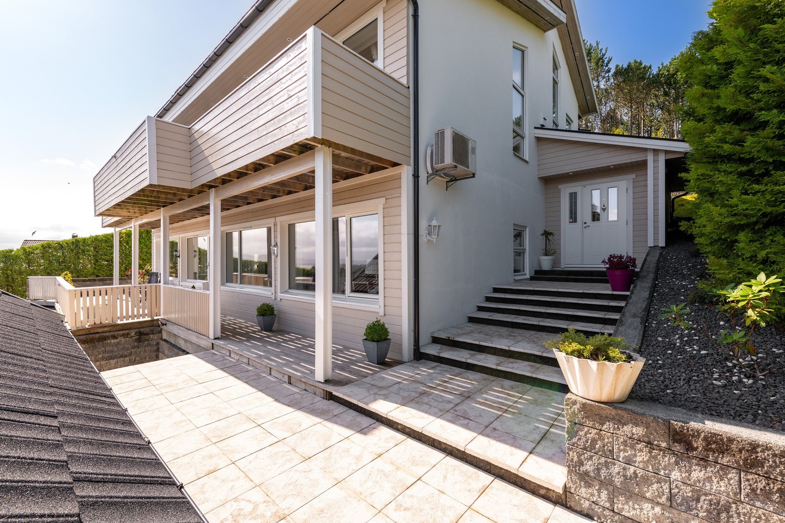 Moderne fasade med store vinduer og balkonger. Galleribilde