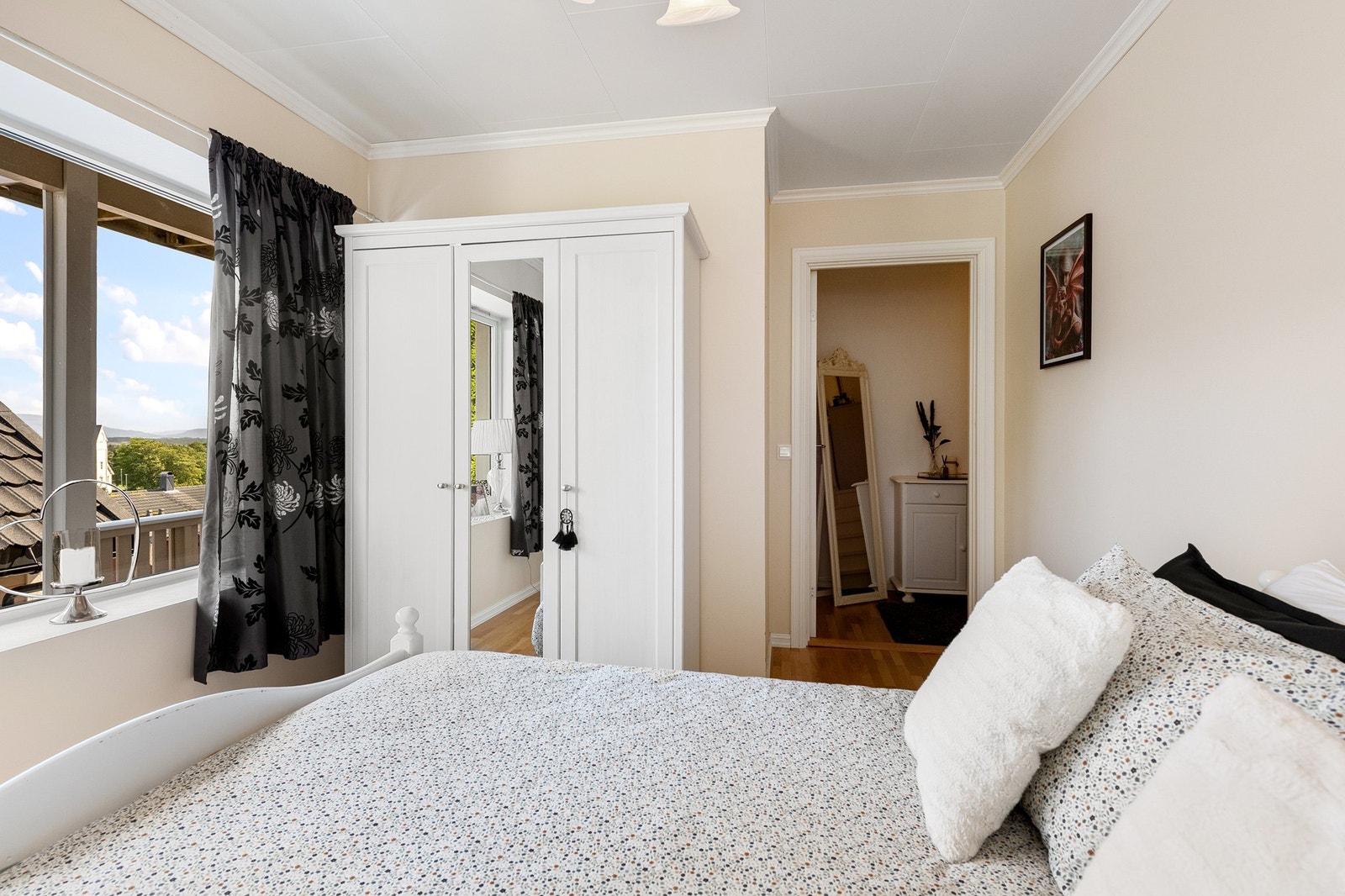 Her er det også plass til garderobeskap Galleribilde