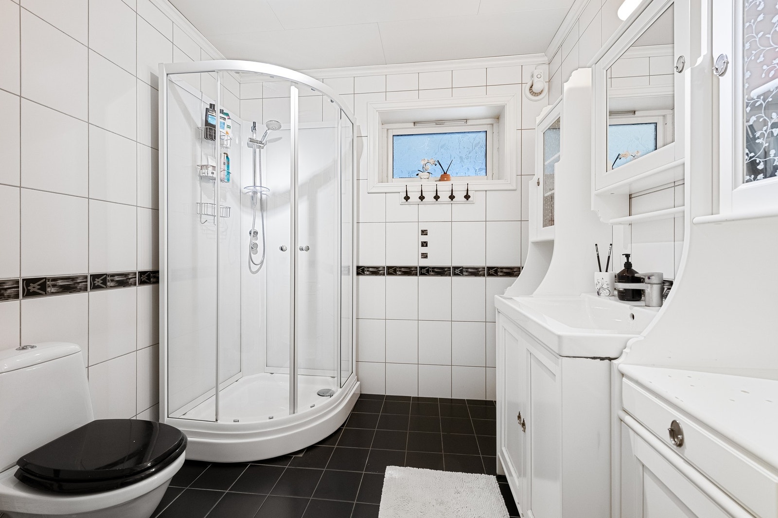 Bad med dusj og servant Galleribilde