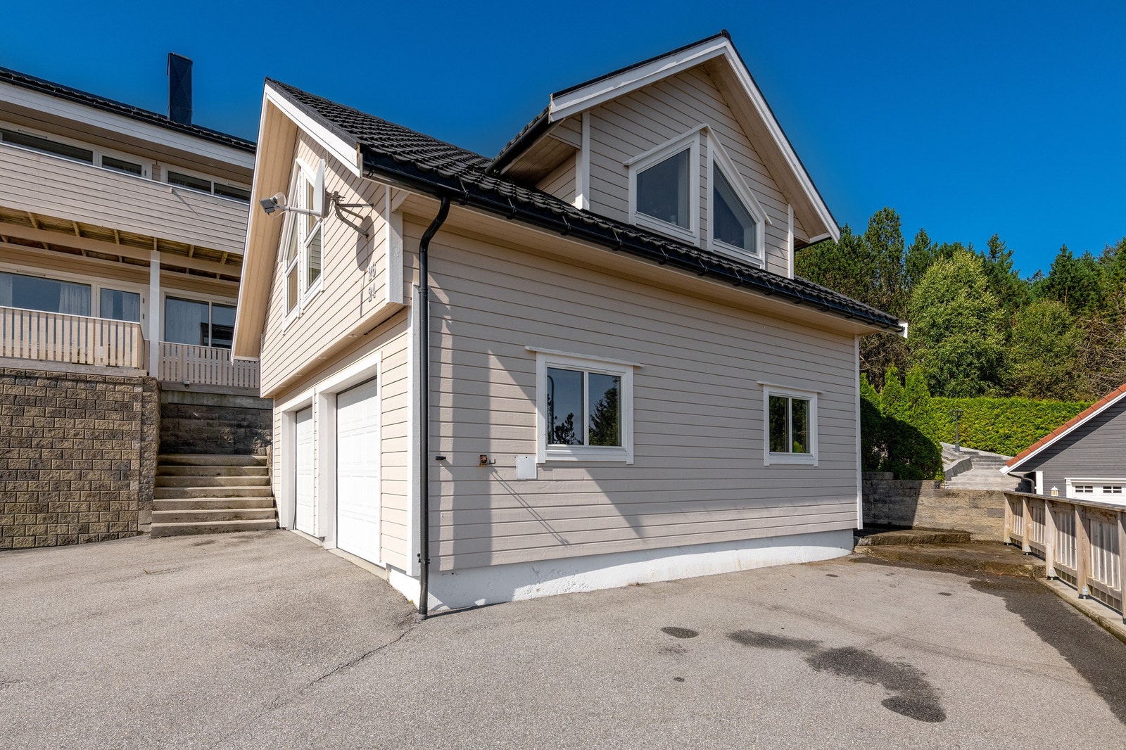 Boligen har dobbel garasje og asfaltert innkjørsel Galleribilde