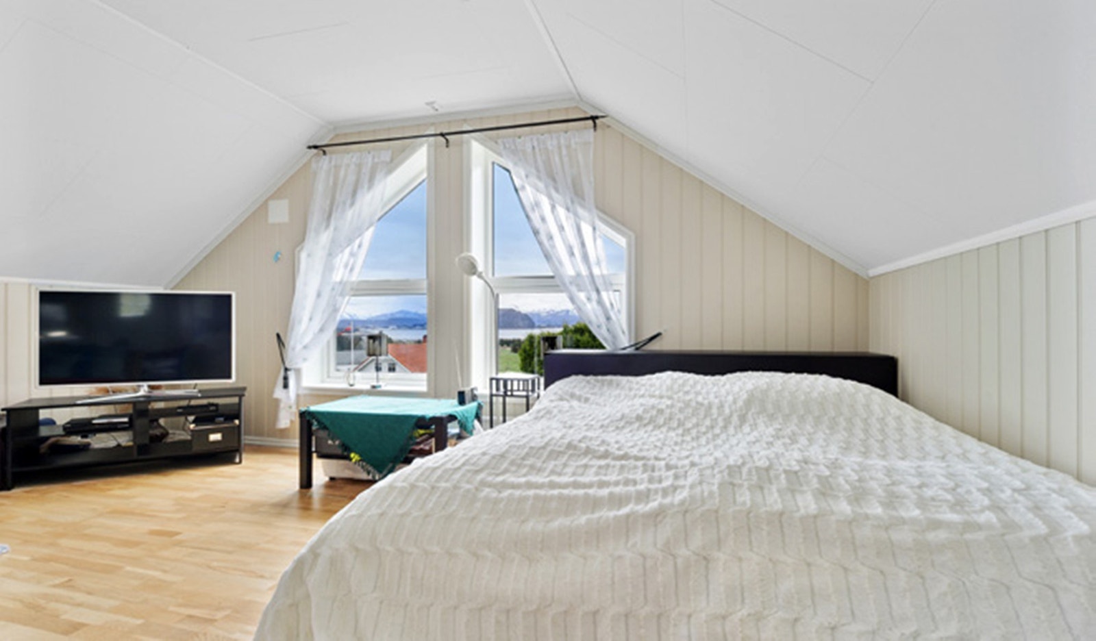 Garasjeloftet er innredet med Bad/ wc/ vaskerom og stue/kjøkken/alkove. Garasjeloftet er kun godkjent til wc og hobbyrom Galleribilde