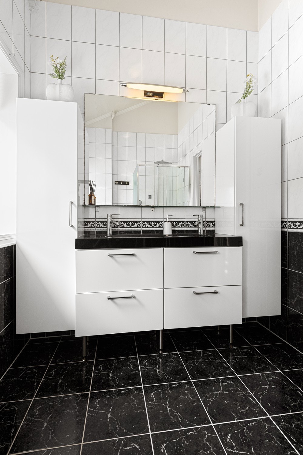 Moderne innredning med servant og oppbevaring. Galleribilde