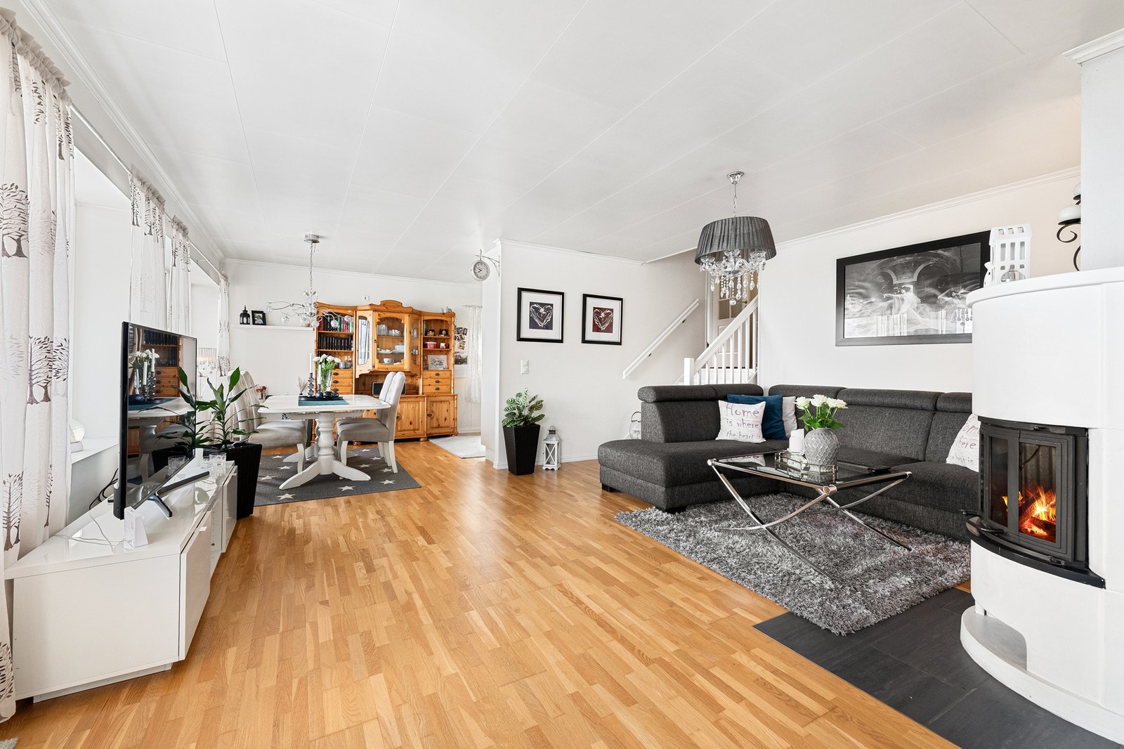 Stue og spisestue i samme rom Galleribilde